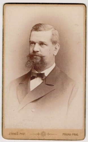 Portret mężczyzny z brodą Fotografia na kartoniku firmowym Praga ca. 1900 Atelier J.Tomas