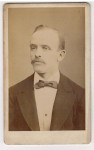 Portret mężczyzny z wąsami Fotografia na kartoniku firmowym Lwów ca. 1900 Atelier L. Błachowski