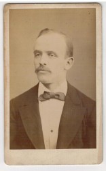 Portret mężczyzny z wąsami Fotografia na kartoniku firmowym Lwów ca. 1900 Atelier L. Błachowski