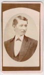 Portret mężczyzny - półprofil w owalu, gładko ogolony Fotografia na kartoniku firmowym ca. 1900 / USA