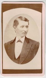 Portret mężczyzny - półprofil w owalu, gładko ogolony Fotografia na kartoniku firmowym ca. 1900 / USA