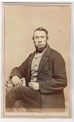 Portret mężczyzny - siedzący, noga na nogę, broda Fotografia na kartoniku firmowym ca. 1900 / USA