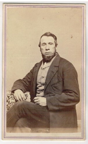 Portret mężczyzny - siedzący, noga na nogę, broda Fotografia na kartoniku firmowym ca. 1900 / USA