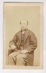Portret mężczyzny - siedzący, broda, prawa ręka spoczywa na poręczy krzesła Fotografia na kartoniku firmowym ca. 1900 / USA