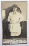 Portret kobiety - siedzący, otwarta książka na kolanach Fotografia na kartoniku ca. 1900