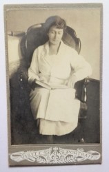 Portret kobiety - siedzący, otwarta książka na kolanach Fotografia na kartoniku ca. 1900