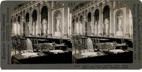 Galerie des Glaces Showing Table Where Peace Treaty was Signed Versailles France (Galeria Zwierciadlana - stół na którym podpisano traktat wersalski) Fotografia stereoskopowa (ok 1919 Keystone View Company Meadville Pennsylvania