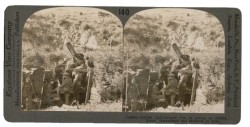 ​British Anti-Aircraft Gun in Action on Balkan Front Camouflaged and Mounted on Auto (brytyjskie działo przeciwlotnicze) Fotografia stereoskopowa z czasów I Wojny Światowej (ok 1918 Keystone View Company Meadville Pennsylvania USA)