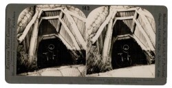 Trench Mortar in Its Well-Timbered Chamber - View Looking Straight Down (moździerz okopowy) Fotografia stereoskopowa z czasów I Wojny Światowej (ok 1918 Keystone View Company Meadville Pennsylvania USA)