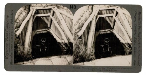 Trench Mortar in Its Well-Timbered Chamber - View Looking Straight Down (moździerz okopowy) Fotografia stereoskopowa z czasów I Wojny Światowej (ok 1918 Keystone View Company Meadville Pennsylvania USA)