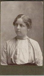 Portret młodej kobiety popiersie Fotografia na kartoniku (Koniec XIX w)