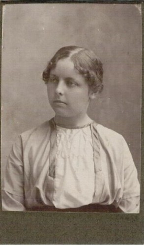 Portret młodej kobiety popiersie Fotografia na kartoniku (Koniec XIX w)