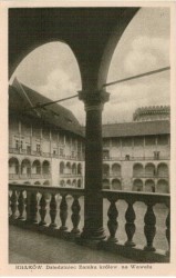 ​Kraków Dziedziniec Zamku Królewskiego na Wawelu (pocztówka lata 30-te)