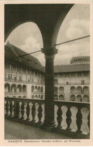 ​Kraków Dziedziniec Zamku Królewskiego na Wawelu (pocztówka lata 30-te)