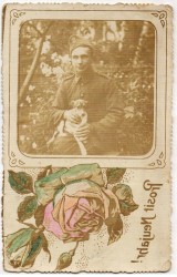 Portret polskiego żołnierza z psem - guzikowa kurtka mundurowa wz. 19, na głowie furażerka sukienna wz. 23​ z orłem Fotografia na papierze pocztówkowym [1927-39]