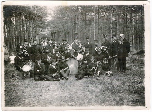Orkiestra dęta II RP portret zbiorowy w plenerze Fotografia [ca 1920]